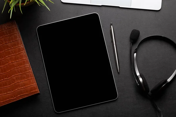 Masasında Boş Ekran Kulaklık Ofis Malzemeleri Olan Bir Tablet Üst — Stok fotoğraf