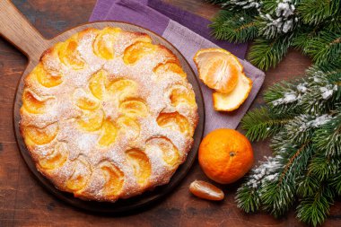 Turunçgil tatlısı, mandalina ve Noel köknar ağacı. Üst görünüm düzlüğü