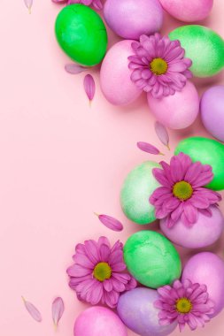 Renkli paskalya yumurtaları ve çiçeklerle dolu Paskalya tebrik kartı. Tebrik etmek için en üstteki dairede yer var.