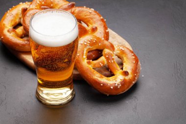 Bira bardağı ve ev yapımı deniz tuzlu kraker. Klasik bira atıştırmalığı. Kopyalama alanı ile