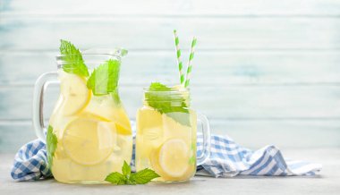 Limonlu mason kavanozu ve naneli ev yapımı limonata. Kopyalama alanı ile