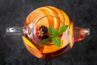 Çaydanlıkta geleneksel meyve çayı, limon, dut ve nane. Üst görünüm düzlüğü