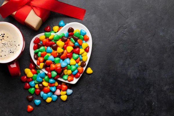 ハート型のキャンディー コーヒー ギフトボックス バレンタインデーカード トップビューフラットレイアウトあなたの挨拶のためのスペース — ストック写真