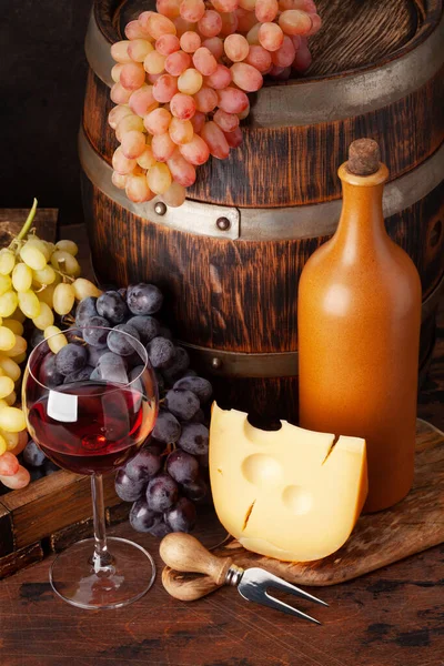 Weinflasche Trauben Käse Ein Glas Rotwein Und Ein Altes Holzfass — Stockfoto