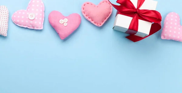 День Святого Валентина Ручной Работы Сердца Подарочная Коробка Синем Фоне — стоковое фото