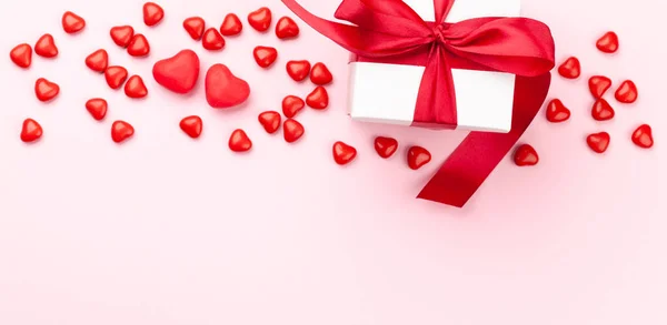 Día San Valentín Con Caja Regalo Corazones Caramelo Sobre Fondo —  Fotos de Stock