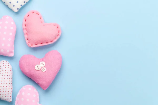 Valentijnsdag Met Handgemaakte Ambachtelijke Harten Blauwe Achtergrond Met Kopieerruimte — Stockfoto