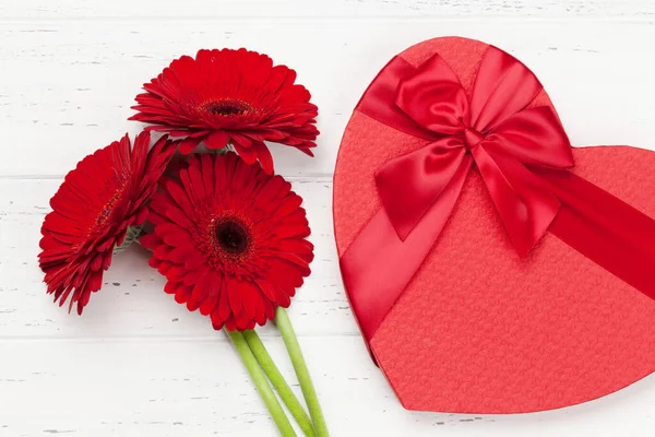 Tarjeta Felicitación Con Flores Gerberas Caja Regalo Sobre Fondo Madera — Foto de Stock