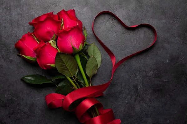 Valentinstag Grußkarte Mit Rotem Rosenstrauß Und Herzförmigem Band Auf Steintisch — Stockfoto