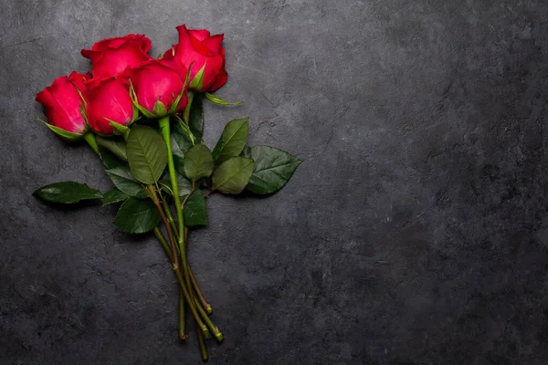 Valentinstag Grußkarte Mit Roten Rosenblüten Strauß Über Dunklem Steinhintergrund Draufsicht — Stockfoto