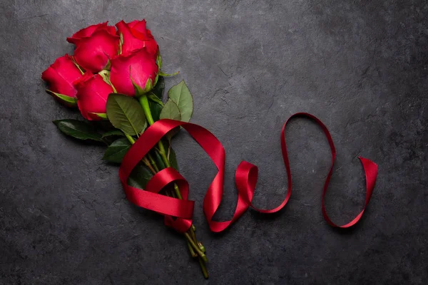 Открытки День Святого Валентина Красными Цветами Роз Красной Лентой Квартира — стоковое фото