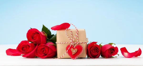 Valentinstag Grußkarte Mit Rotem Rosenstrauß Und Geschenkbox Auf Holztisch Mit — Stockfoto