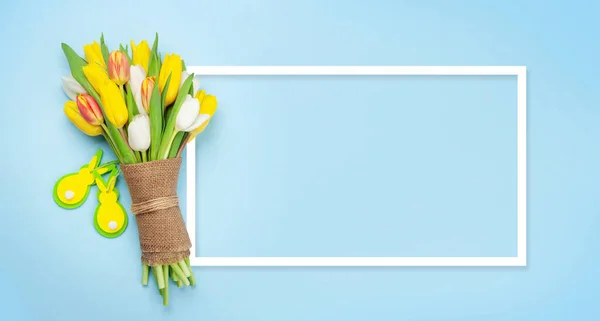 Carte Vœux Pâques Avec Décor Lapin Pâques Fleurs Tulipe Sur — Photo