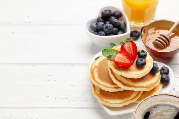 Friska Frukost Med Pannkakor Hemgjorda Amerikanska Pannkakor Med Bär Och — Stockfoto