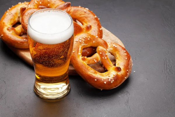 Taza Cerveza Lager Pretzel Casero Recién Horneado Con Sal Marina —  Fotos de Stock