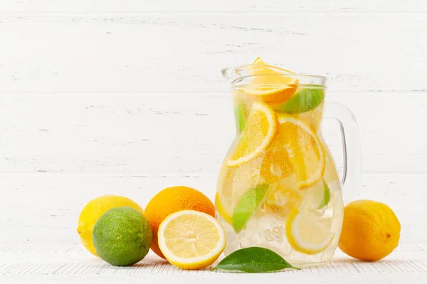 Jarro Vidro Limonada Fresco Com Frutas Cítricas Maduras Com Espaço — Fotografia de Stock