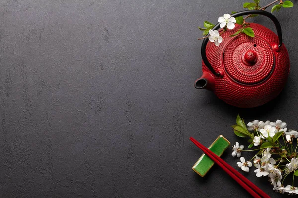 Japanse Voedselachtergrond Met Kersenbloesem Theepot Sushi Eetstokjes Bovenaanzicht Plat Lag — Stockfoto