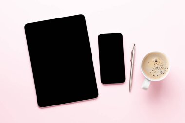 Tablet ve akıllı telefon. Masasında boş ekran var. Üst görünüm düzlüğü kopyalama alanı ile yatıyordu