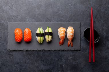 Japon suşi seti. Üst görünüm düzlüğü kopyalama alanı ile yatıyordu