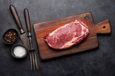 Baharatlı pirzola ve çiğ biftek. Üst görünüm düzlüğü