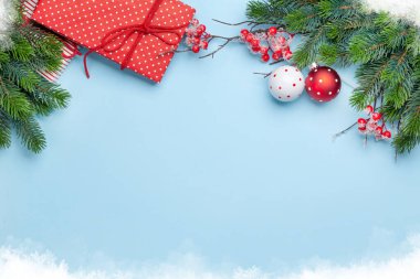 Noel tebrik kartı, köknar ağacı, hediye kutuları ve dekor. En üstteki görünüm düzlüğü Xmas selamlamalarınız için kopyalama alanı ile yatar