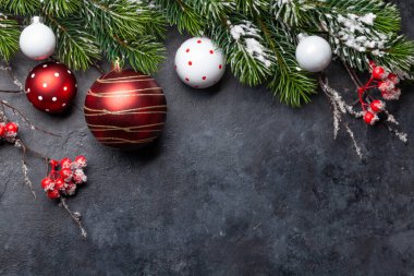 Noel tebrik kartı, içinde köknar ağacı ve dekor var. En üstteki görünüm düzlüğü Xmas selamlamalarınız için kopyalama alanı ile yatar