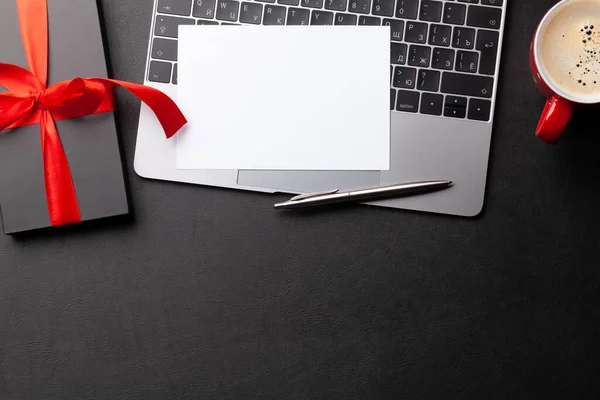 Gift Box Laptop Office Desk Table Top View Flat Lay — Stockfoto