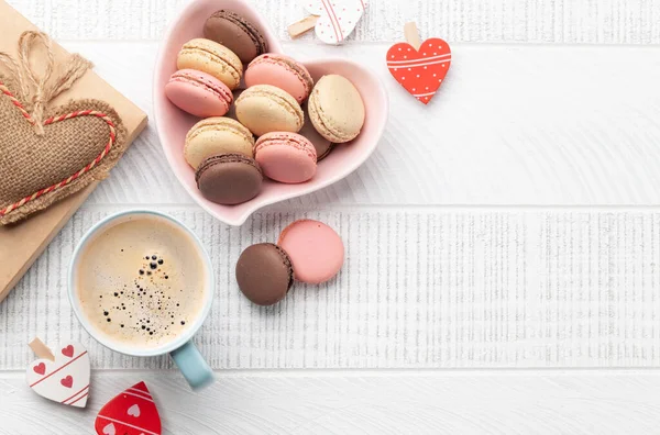 自家製マカロンとコーヒーカップ コピースペース付きのトップビューフラットレイ バレンタインデー — ストック写真