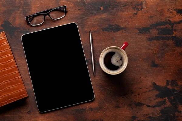 コーヒーカップ オフィス用品のブランクスクリーン付きのタブレット コピースペース付きのトップビューフラットレイ — ストック写真