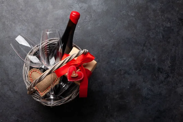 Valentines Day Basket Wine Bottle Glasses Top View Flat Lay — ストック写真