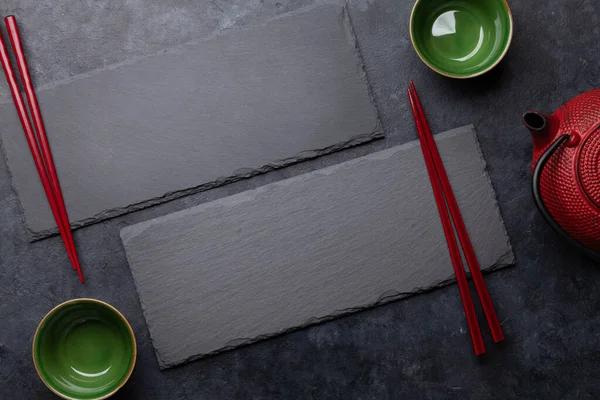 Λίθινα Πιάτα Και Ξυλάκια Για Σούσι Και Μάκι Ιαπωνικό Μενού — Φωτογραφία Αρχείου