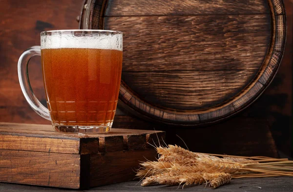 軽めのラガービールと古い木樽のマグカップ コピースペース付き — ストック写真