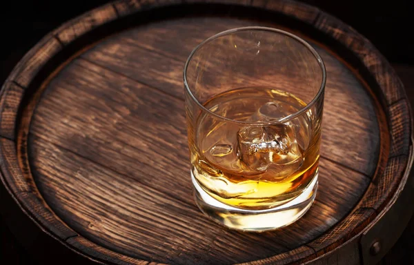 スコッチウイスキーグラスと古い木製の樽 コピースペース付き — ストック写真