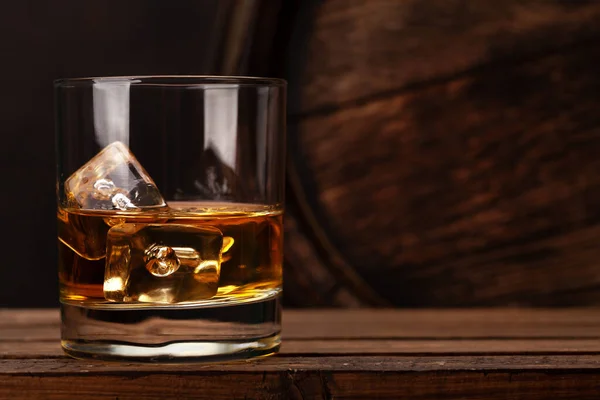 Vaso Whisky Escocés Barril Madera Viejo Con Espacio Copia — Foto de Stock