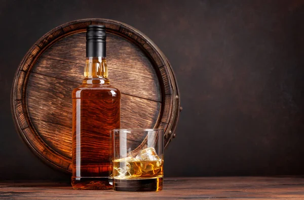 Schottische Whiskeyflasche Glas Und Altes Holzfass Mit Kopierraum — Stockfoto