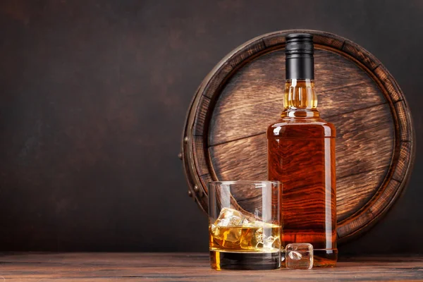 Whiskyflaska Glas Och Gammal Trätunna Med Kopieringsutrymme — Stockfoto