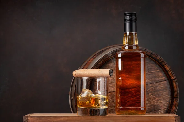 Bottiglia Whisky Scozzese Bicchiere Sigaro Vecchia Botte Legno Con Spazio — Foto Stock