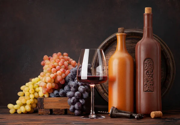 Vinflaskor Druvor Glas Rött Vin Och Gamla Träfat Med Kopieringsutrymme — Stockfoto