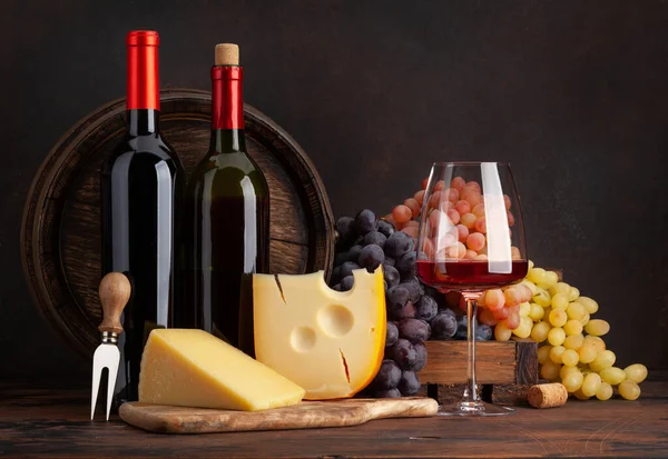 Şarap Şişeleri Üzüm Peynir Bir Bardak Kırmızı Şarap Eski Ahşap — Stok fotoğraf