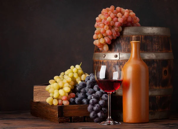 Weinflasche Trauben Ein Glas Rotwein Und Ein Altes Holzfass Mit — Stockfoto