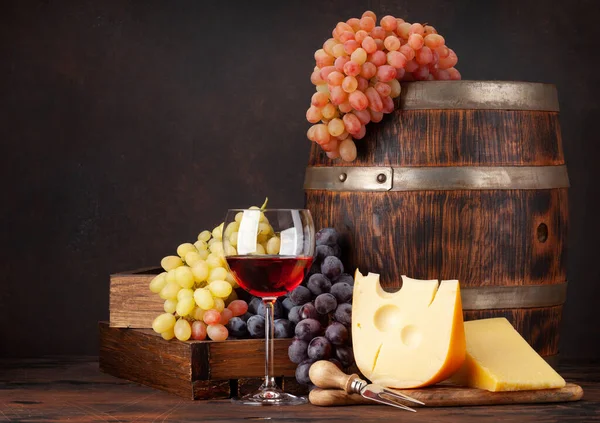Trauben Käse Ein Glas Rotwein Und Ein Altes Holzfass Mit — Stockfoto