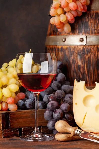 Üzüm Peynir Bir Bardak Kırmızı Şarap Eski Ahşap Fıçı Kopyalama — Stok fotoğraf