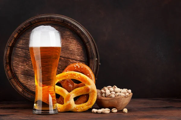 自家製のプレッツェルと古い木製のビール樽でラガービール コピースペース付き — ストック写真