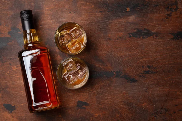 Whisky Whisky Fles Glazen Houten Tafel Met Kopieerruimte Bovenaanzicht Vlak — Stockfoto