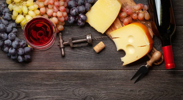 Çeşitli Üzümler Bir Bardak Kırmızı Şarap Peynir Şarap Şişesi Üst — Stok fotoğraf