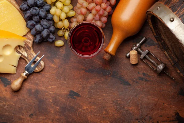 ワインボトル ブドウ チーズ 赤ワインと古い木製の樽のガラス コピースペース付きのトップビューフラットレイ — ストック写真