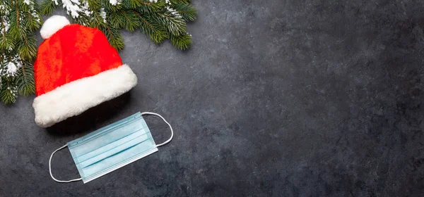 サンタの帽子と医療面マスクと面白いクリスマスグリーティングカード あなたのパンデミックの夏の挨拶のためのコピースペースとフラットレイアウト — ストック写真