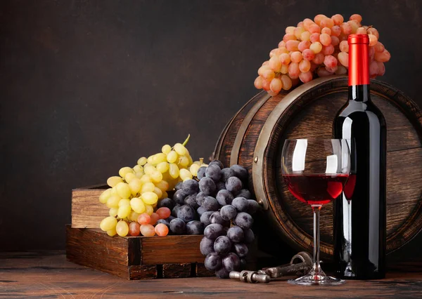 Şarap Şişesi Üzüm Bir Bardak Kırmızı Şarap Eski Ahşap Fıçı Telifsiz Stok Fotoğraflar