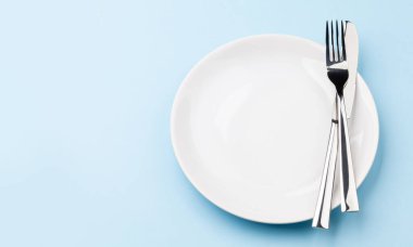 Boş tabak, çatal ve bıçak. Üst görünüm düzlüğü kopyalama alanı ile yatıyordu