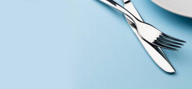 Boş tabak, çatal ve bıçak. Kopyalama alanı olan üst görünüm